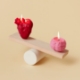 fleur et bougie en équilibre