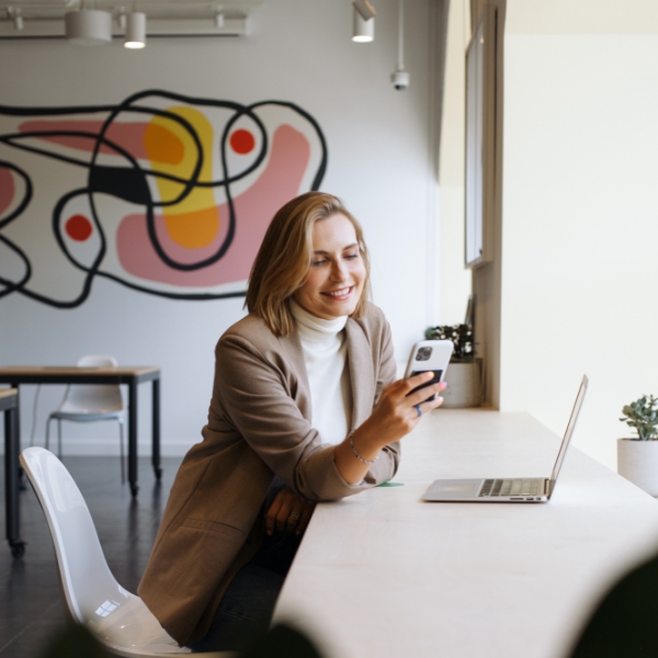 Femme au bureau devant son ordi 