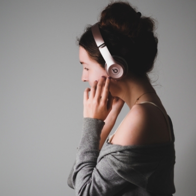 Femme de progile en train d'écouter de la musique