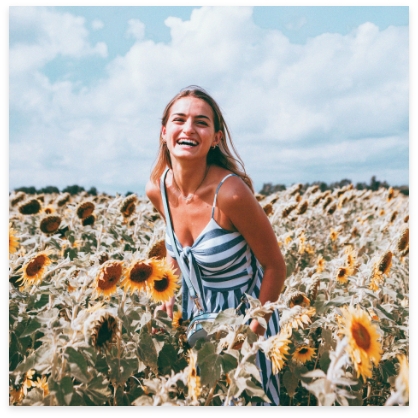 femme dans un champ de tulipe