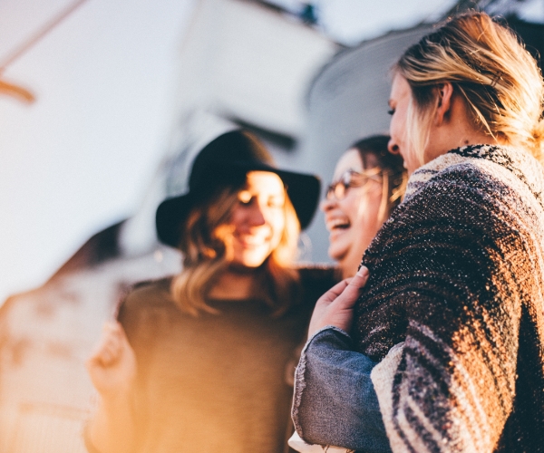 Photo de 3 femmes qui rigolent