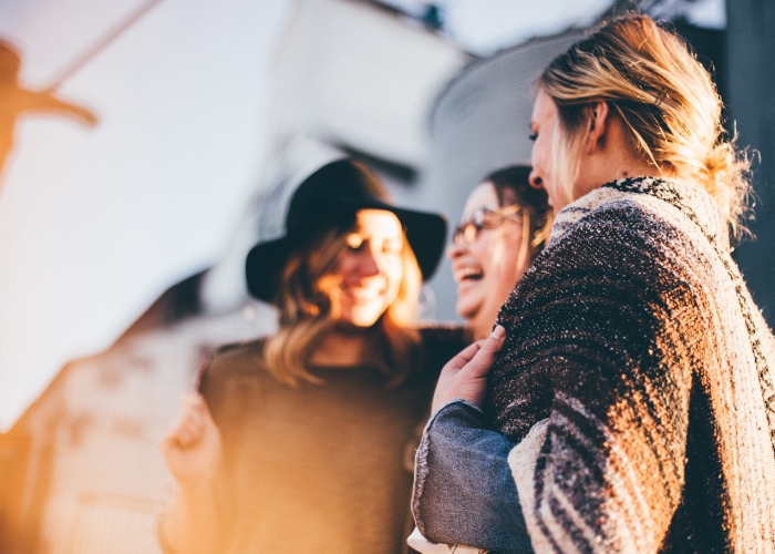 3 femmes qui rigolent 