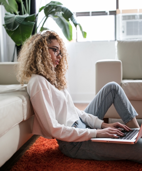 Femme assise qui regarde un ordinateur 
